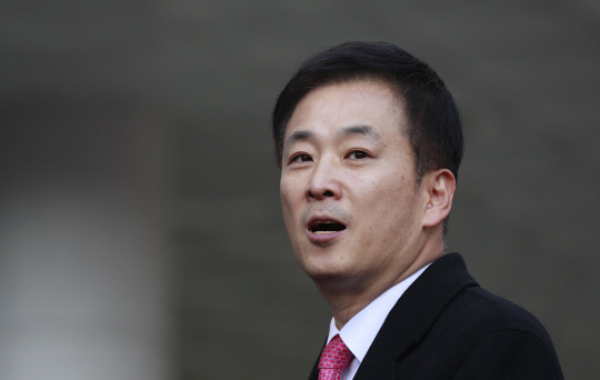 박근혜 대통령의 변호인으로 선임된 유영하 변호사가 15일 오후 서울 서초동 고등검찰청 앞에서 기자회견을 열고 취재진 질문에 답하고 있다. 사진=연합뉴스